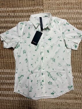 Men's Short-Sleeve Lululemon botanical print shirt in size Large. NWT